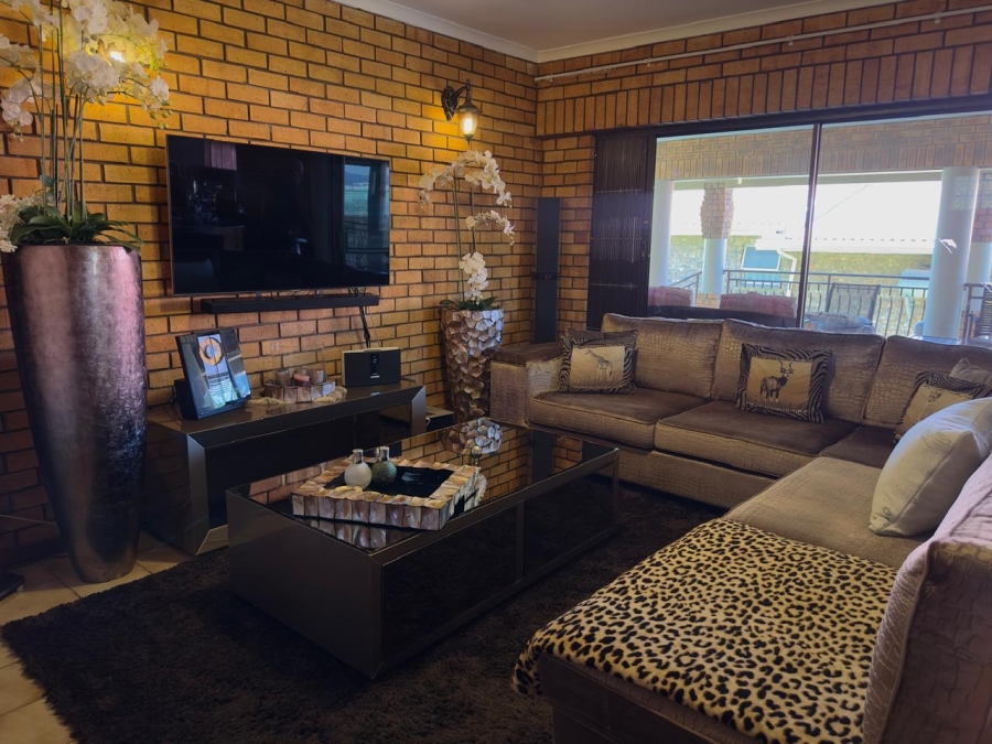 6 Bedroom Property for Sale in Wavecrest Eastern Cape